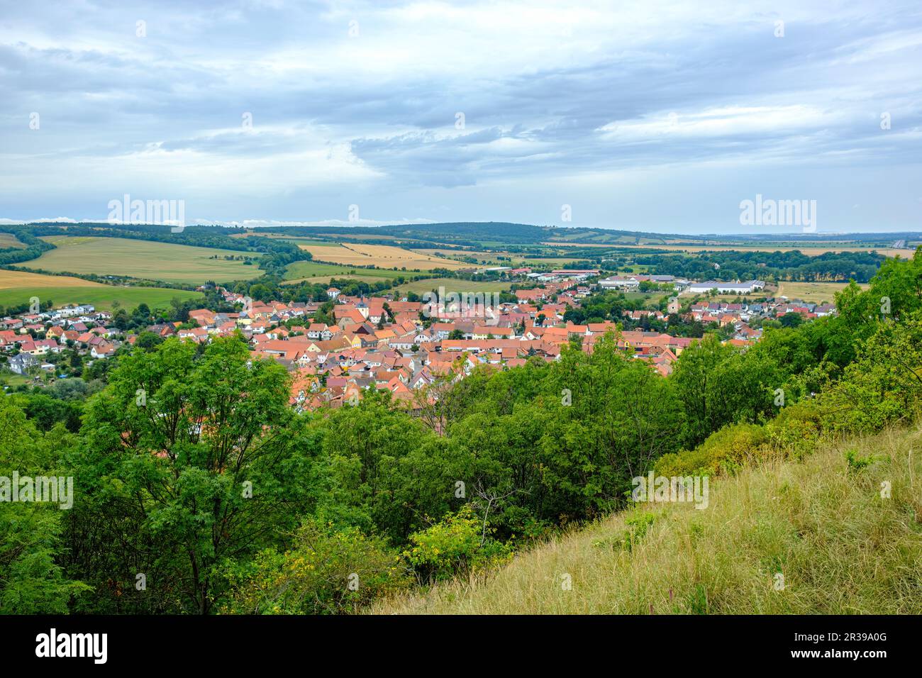 Vista sobre el pueblo de Mühlberg, municipio de Drei Gleichen, Turingia, Alemania. Foto de stock
