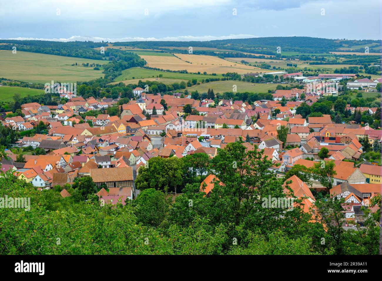 Vista sobre el pueblo de Mühlberg, municipio de Drei Gleichen, Turingia, Alemania. Foto de stock