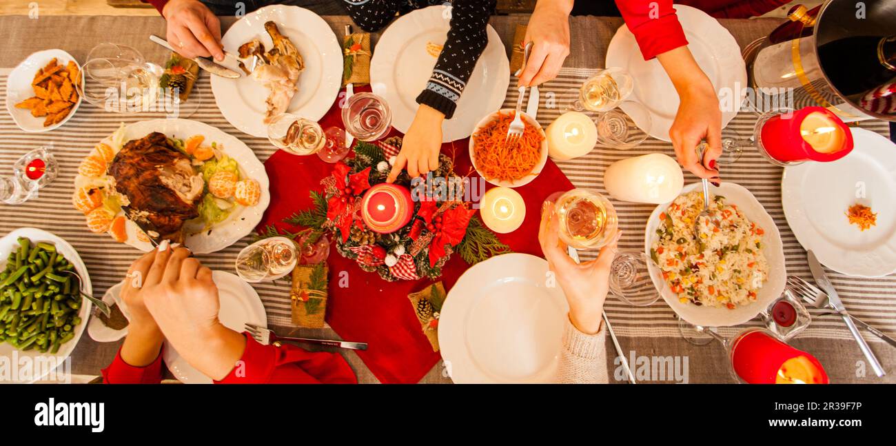 Mesa de cena de Navidad con bebidas y aperitivos Foto de stock