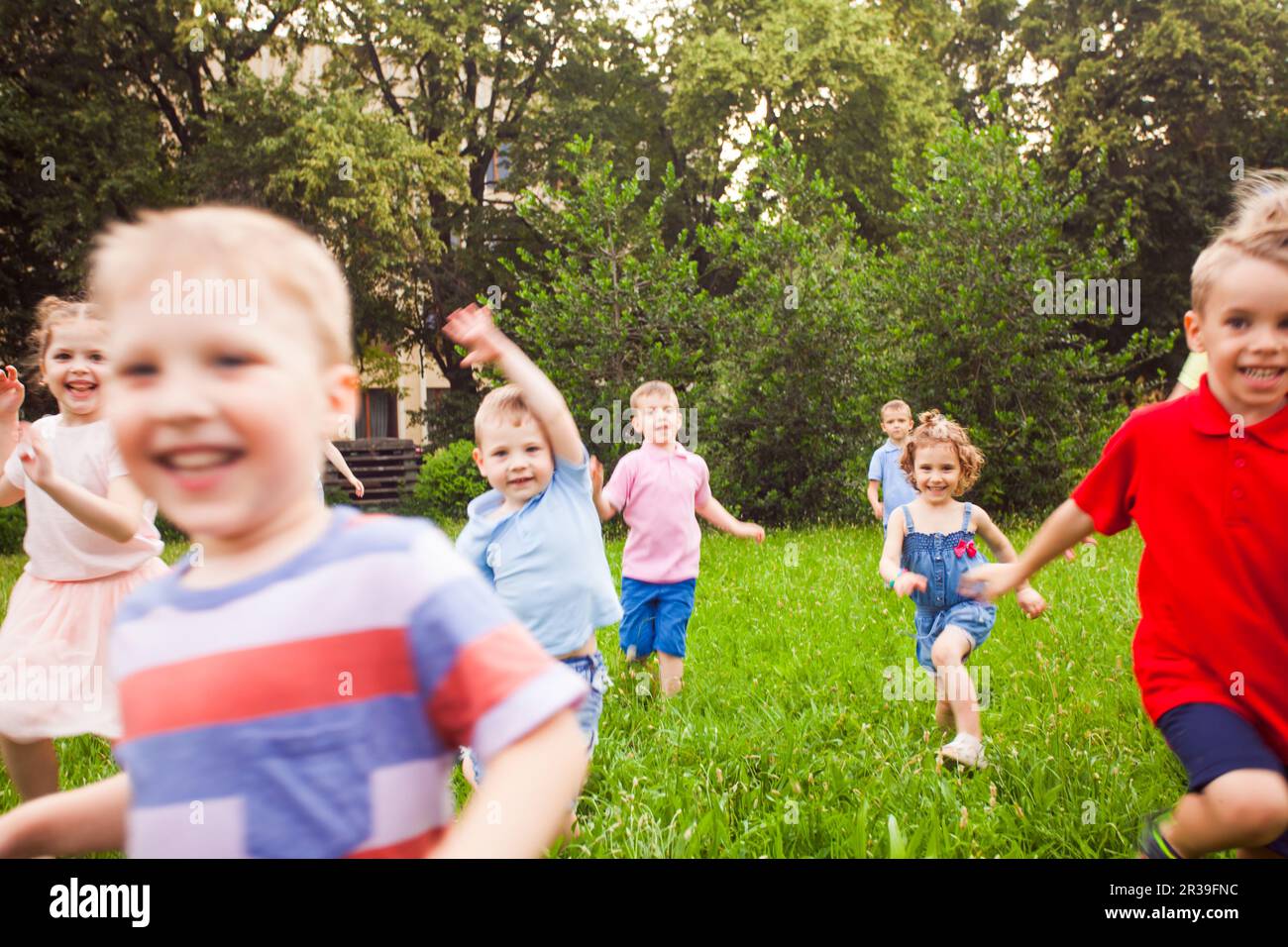 Gran grupo de niños corriendo en el parque Foto de stock