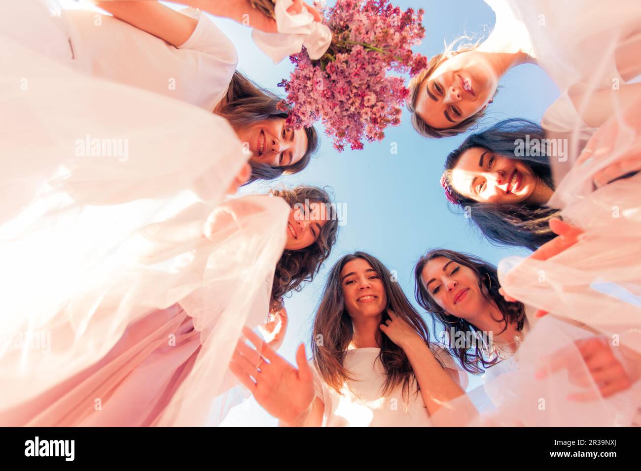 Chicas con estilo en la fiesta de despedida de soltera en la naturaleza en primavera Foto de stock
