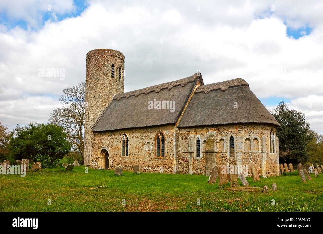 Una vista de la iglesia parroquial de Santa Margarita en el estilo normando en el sur de Norfolk en el pueblo de Hales, Norfolk, Inglaterra, Reino Unido. Foto de stock