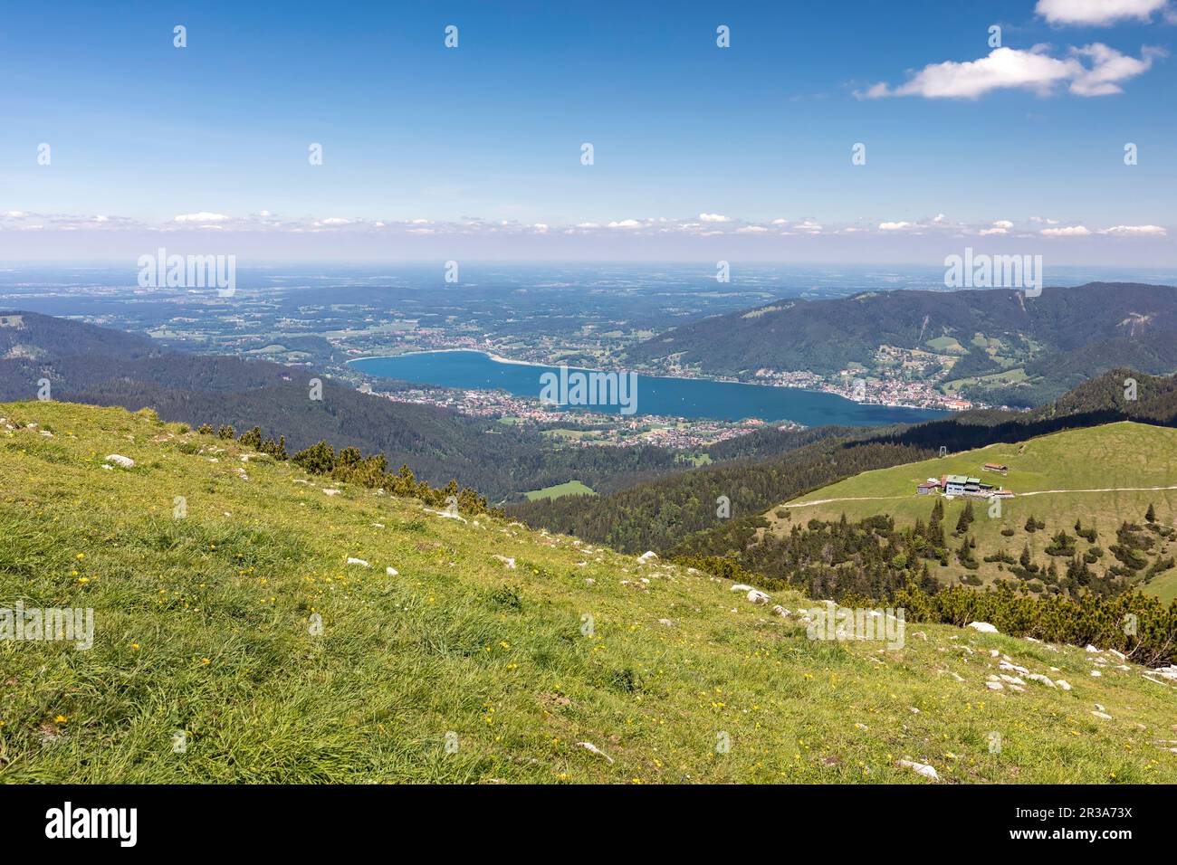 En el Hirschberg, Baviera, con vistas al lago Tegernsee Foto de stock