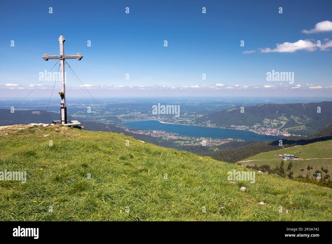Cruce de la cumbre en Hirschberg, Baviera, con vistas al lago Tegernsee Foto de stock