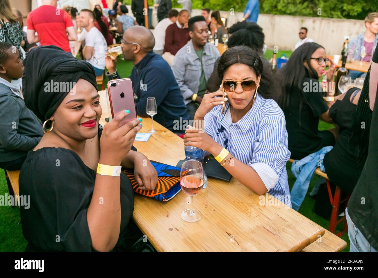 Johannesburgo, Sudáfrica - 14 de octubre 2017: Diversos amigos de comer, beber y disfrutar de un día en una feria de alimentos y vinos Foto de stock
