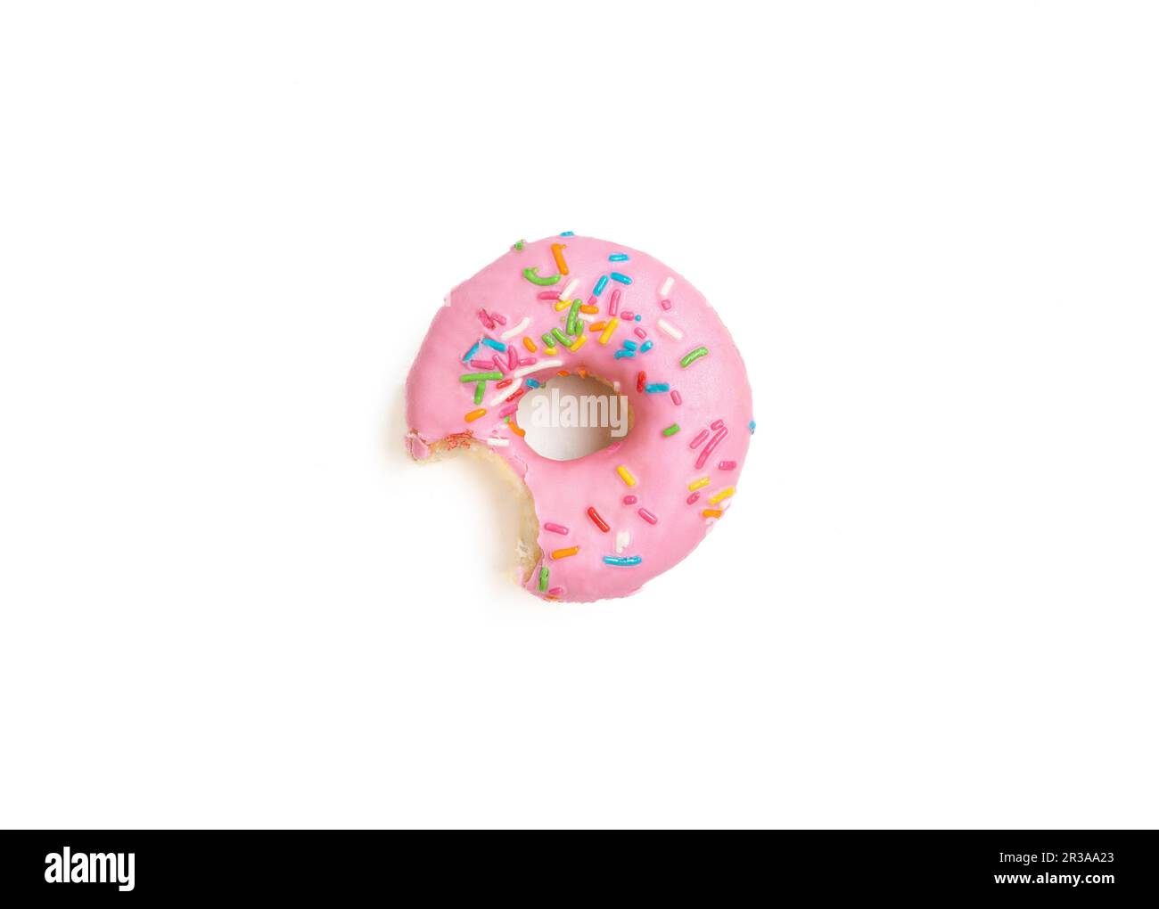 Foto editada. Messy fresa donut aislado sobre fondo blanco. Foto de stock