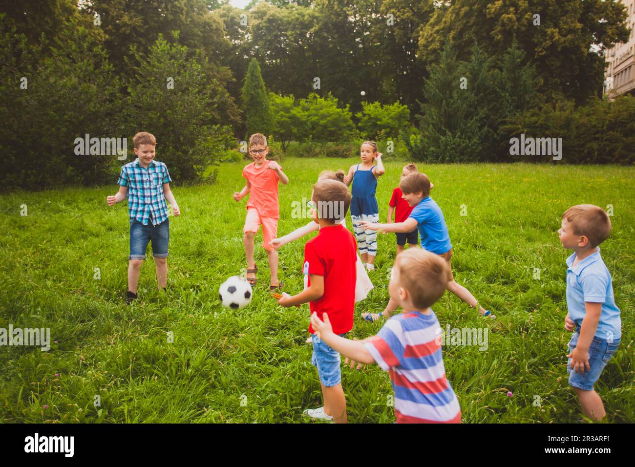 Niñas y niños jugando al fútbol fotografías e imágenes de alta resolución -  Alamy