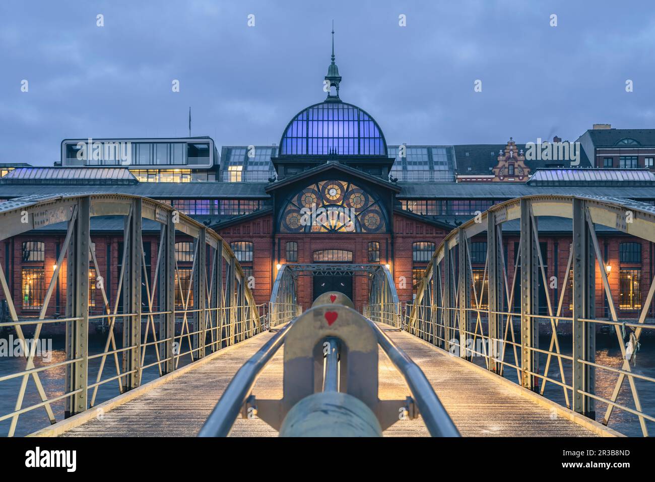 Alemania, Hamburgo, Entrada de la sala de subastas de pescado al atardecer Foto de stock