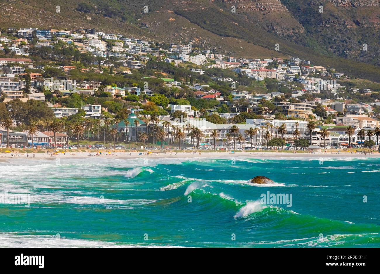 Ciudad del Cabo, Sudáfrica - Octubre 15, 2019: La playa de Camps Bay y Table Mountain en Cape Town South Africa Foto de stock