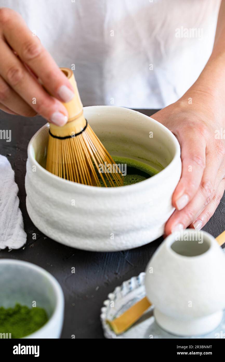 Batir té matcha con un batidor de bambú Fotografía de stock - Alamy