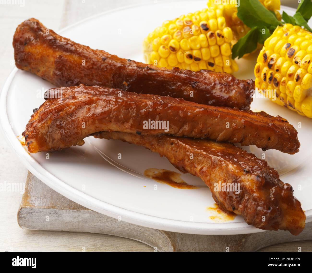 Costillas chinas con maíz a la parrilla Fotografía de stock - Alamy