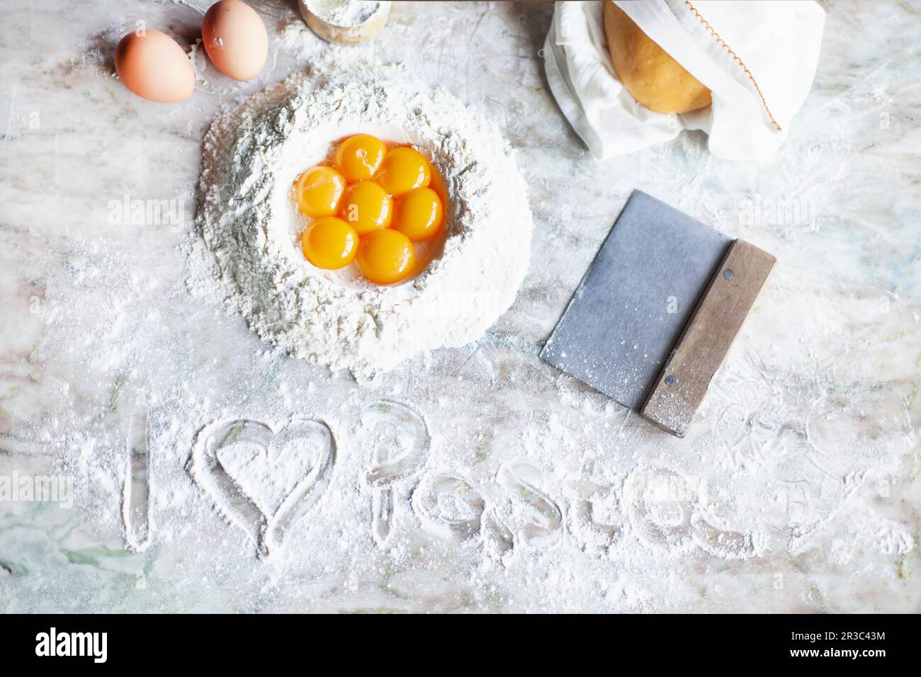 Ingredientes para fideos de huevo caseros Foto de stock