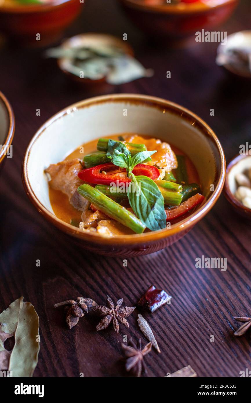 Panang curry tailandés con pollo Foto de stock