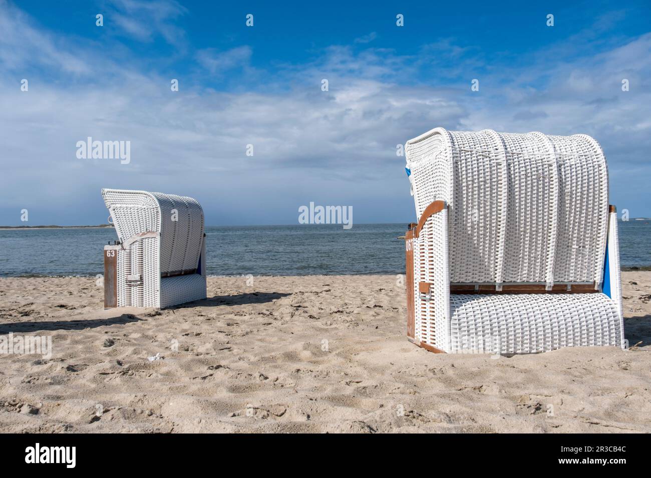 Zwei weiße Strandkörbe, Strand, Utersum, Nordseeinsel, Föhr, Schleswig-Holstein, Alemania Foto de stock