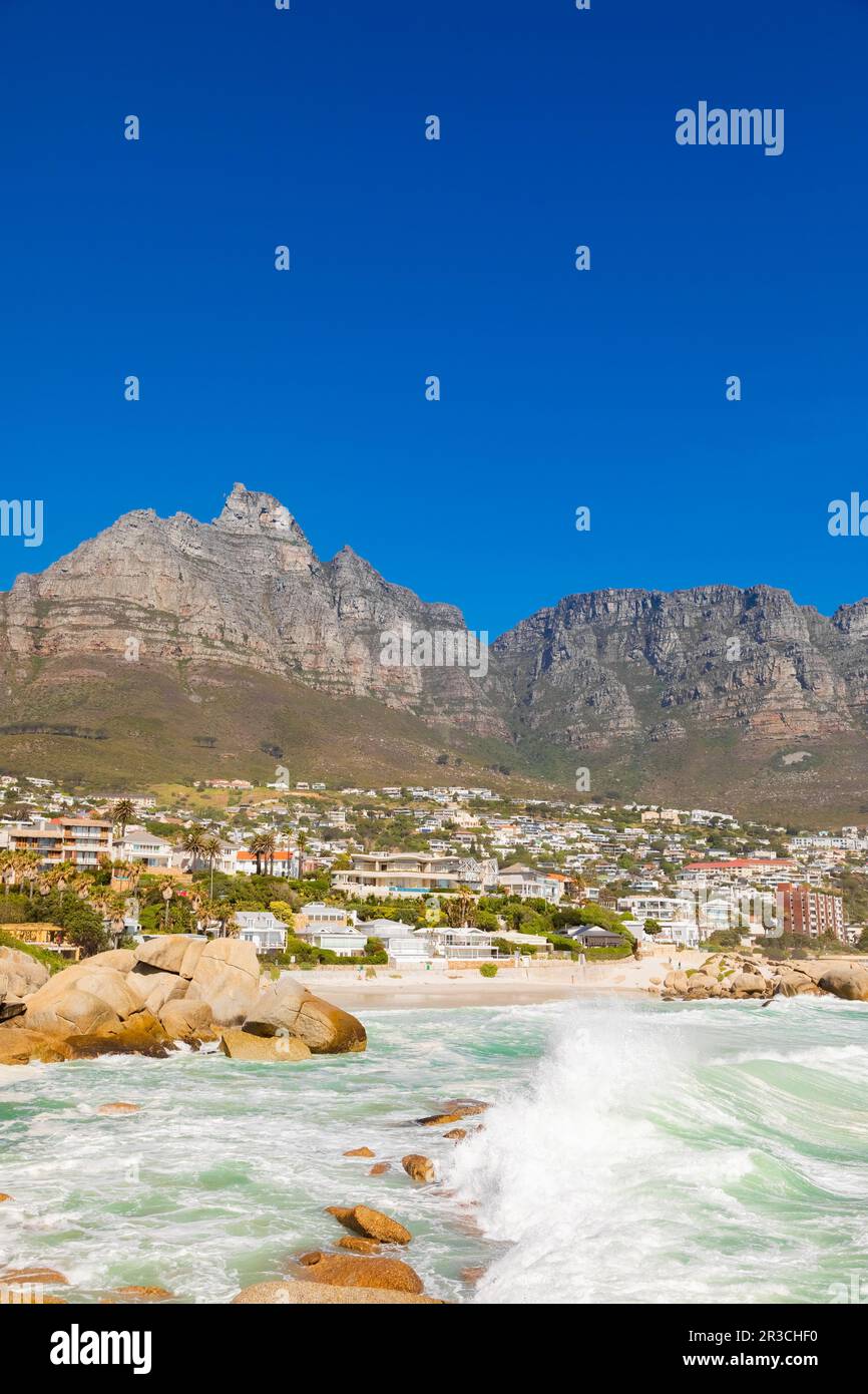 Vista de la playa de Camps Bay y Table Mountain en Cape Town South Africa Foto de stock