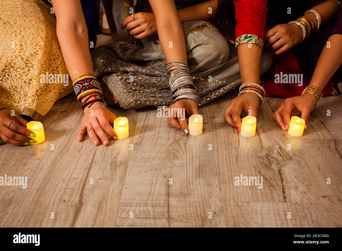 Encender velas y lámparas de aceite como parte de las tradiciones de Diwali Foto de stock
