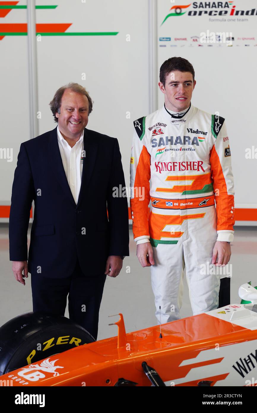 (De izquierda a derecha): Robert Fearnley (GBR) Sahara Force India F1 Team Deputy Director con Paul di Resta (GBR) Sahara Force India F1.01.02.2013. Forzar indi Foto de stock