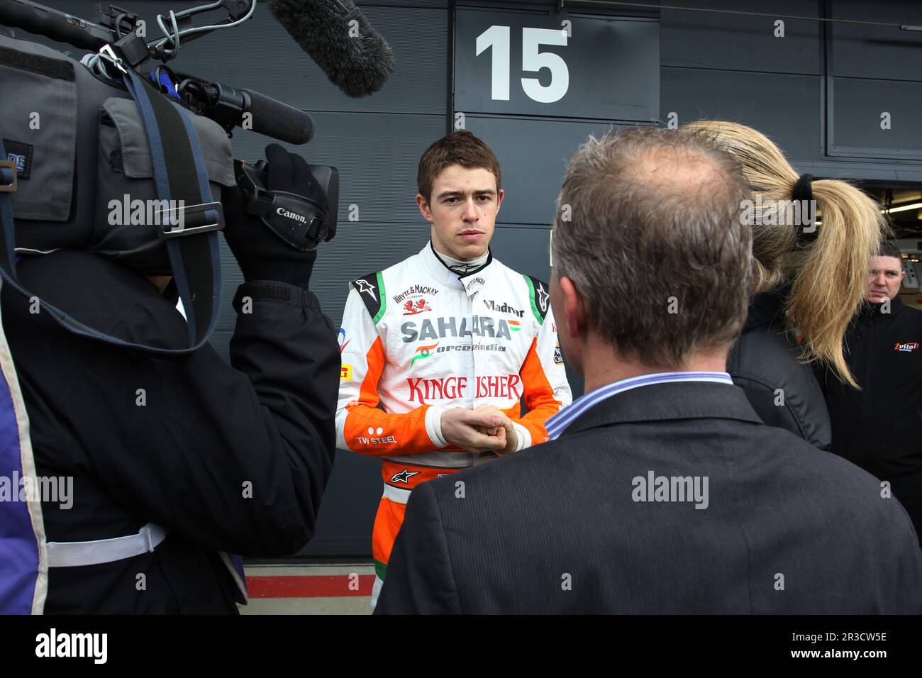 Paul di Resta (GBR) Sahara Force India F1 con Johnny Herbert (GBR).01.02.2013. Lanzamiento de Force India F1 VJM06, Silverstone, Inglaterra., crédito: FOTOSPORTS Foto de stock