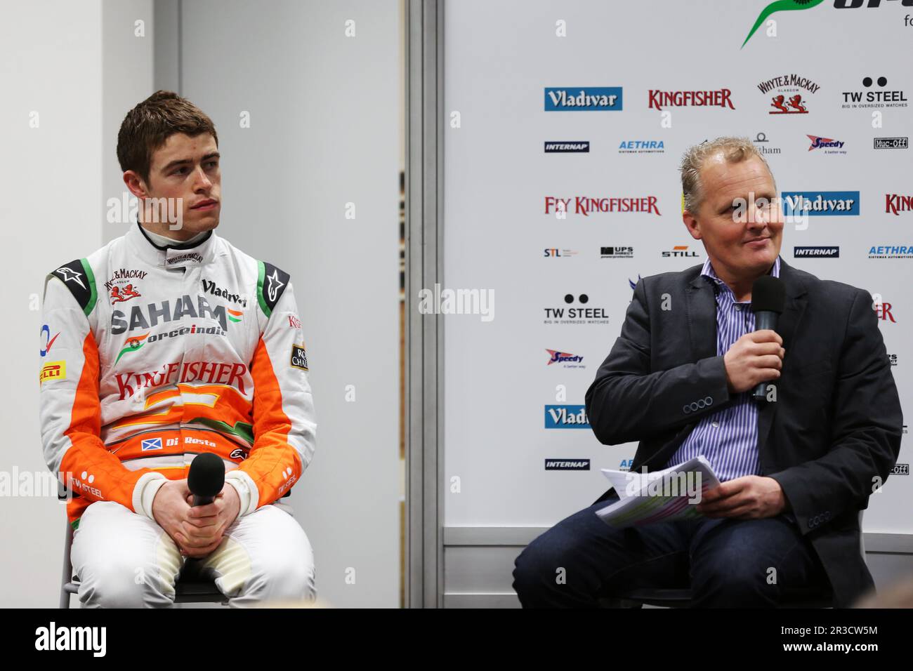 (De izquierda a derecha): Paul di Resta (GBR) Sahara Force India F1 con Johnny Herbert (GBR).01.02.2013. Lanzamiento de Force India F1 VJM06, Silverstone, Inglaterra., Crédito: Foto de stock