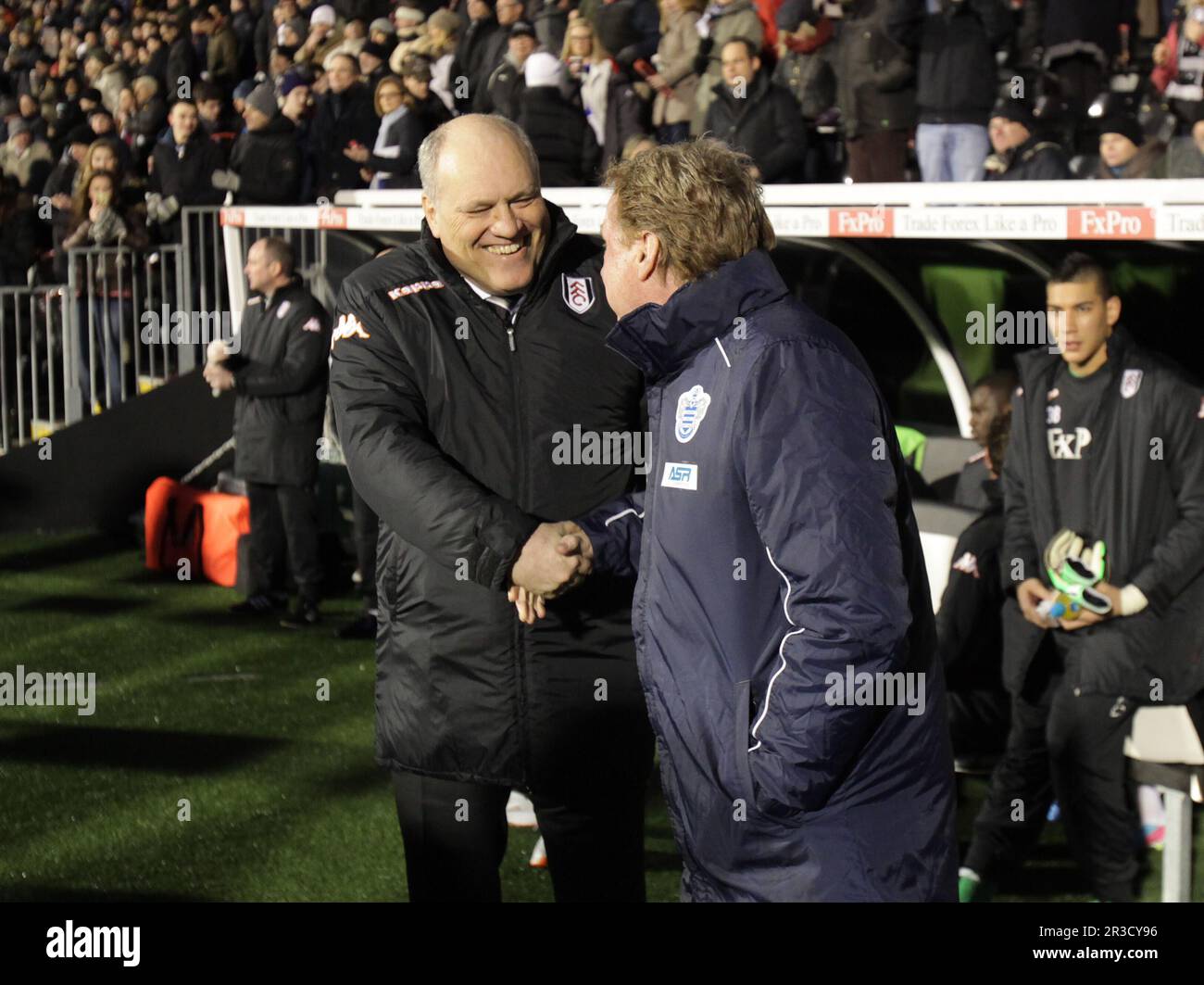 El manager del Fulham, Martin Jol, y el manager de los Queens Park Rangers, Harry Rednapp, se dan la mano antes del partido. El Fulham está venciendo a QPR 3:1Fulham 0 Foto de stock