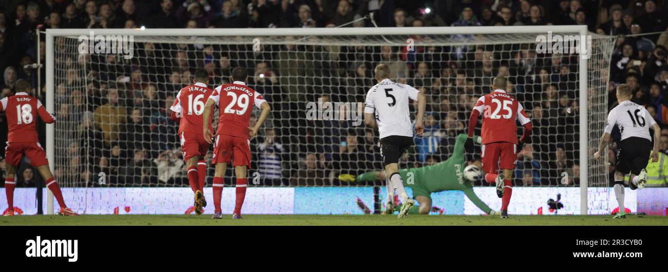 Loic Remy de los Queens Park Rangers tiene su penalti salvado por Mark Schwarzer de Fulham. El Fulham está venciendo a QPR 3:1Fulham 01/04/13 el Fulham V QPR 01/04/13 el Foto de stock