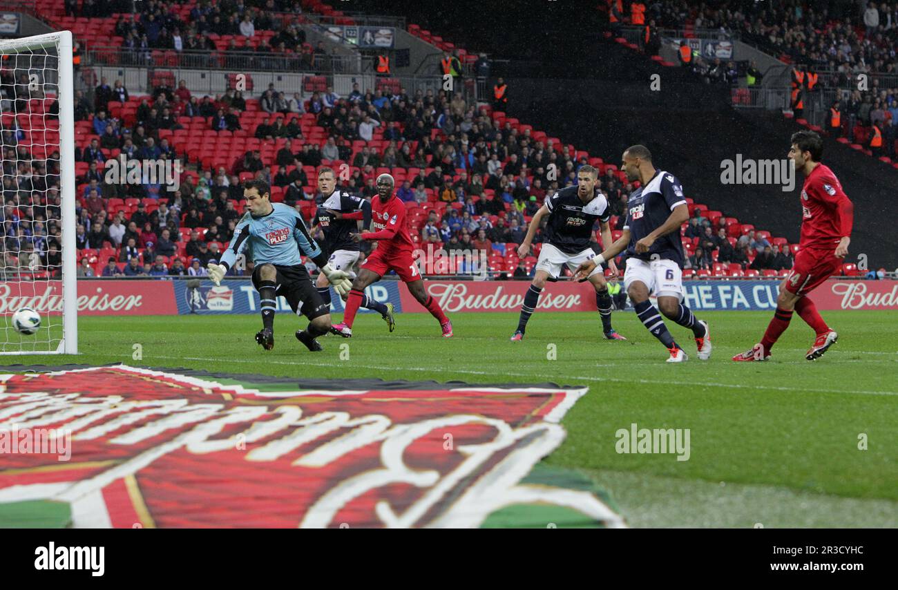 Callum McManaman, del Wigan Athletic, marca el segundo gol de su equipo. Wigan venció a Millwall 2:0Millwall 04/04/13 Millwall V Wigan Athletic 04/04/13 FA Cup SE Foto de stock