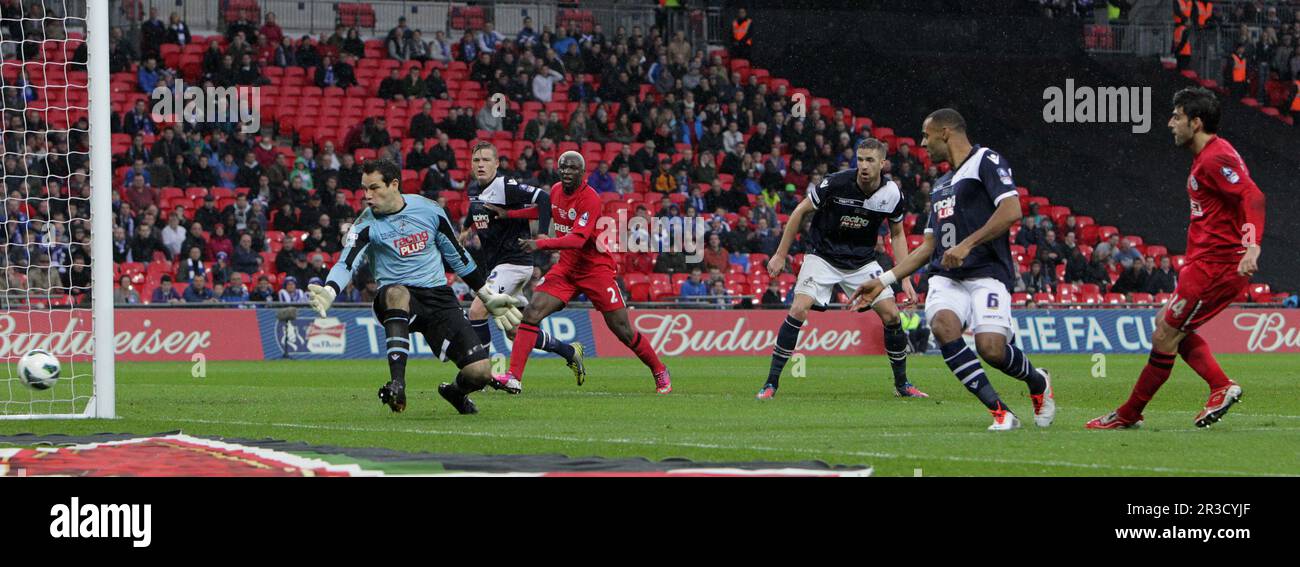 Callum McManaman, del Wigan Athletic, marca el segundo gol de su equipo. Wigan venció a Millwall 2:0Millwall 04/04/13 Millwall V Wigan Athletic 04/04/13 FA Cup SE Foto de stock