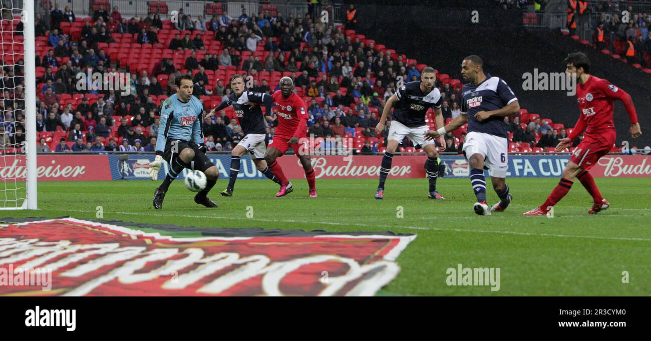 Callum McManaman, del Wigan Athletic, marca el segundo gol de su equipo. Wigan venció a Millwall 2:0Millwall 04/04/13 Millwall V Wigan Athletic 04/04/13 FA Cup SE Foto de stock