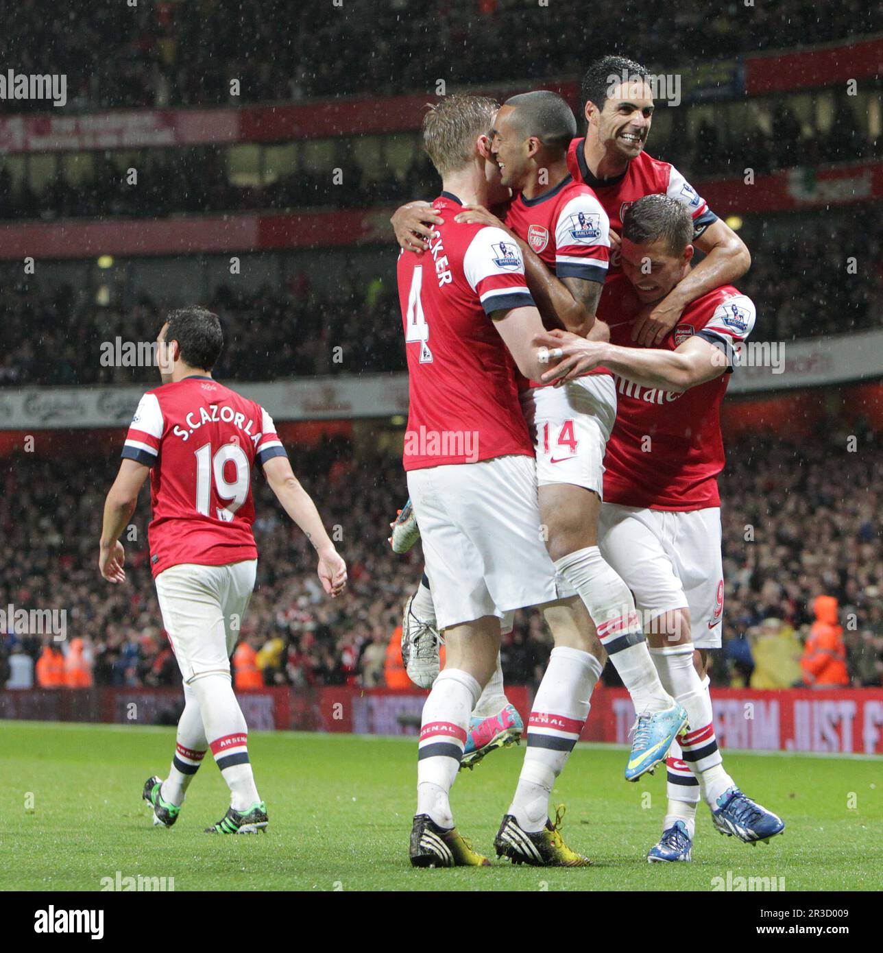 Lucas Podolski del Arsenal celebra marcar el tercer gol de su equipo con sus compañeros. Arsenal venció a Wigan 4:1Arsenal 14/05/13 Arsenal V Wigan Athletic Foto de stock