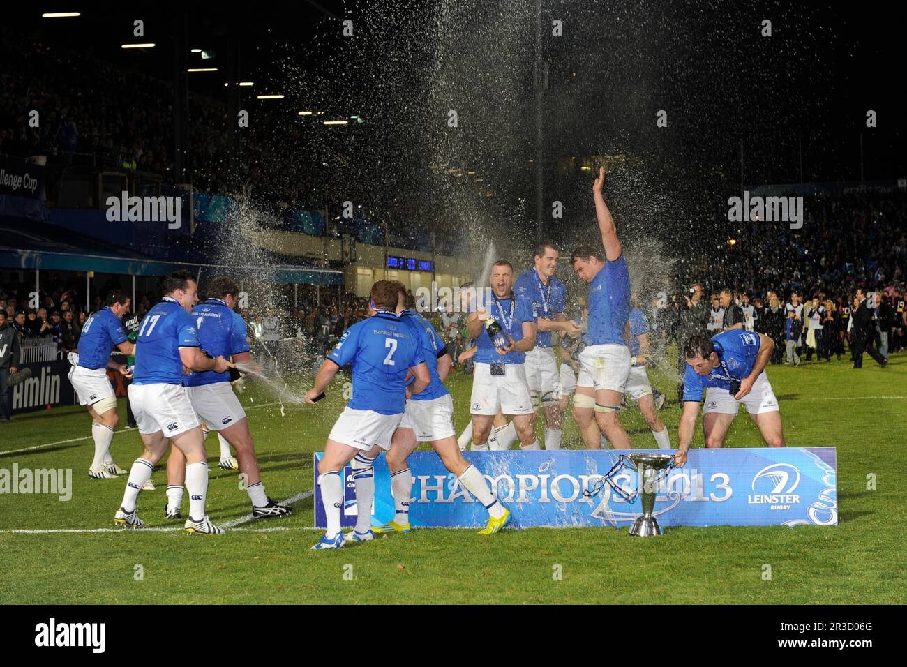 Leinster celebra la victoria de la final de la Copa del Desafío Amlin entre Leinster Rugby y el Estadio Francés en el RDS Arena de Dublín el viernes 17 de mayo de 2013 (P Foto de stock