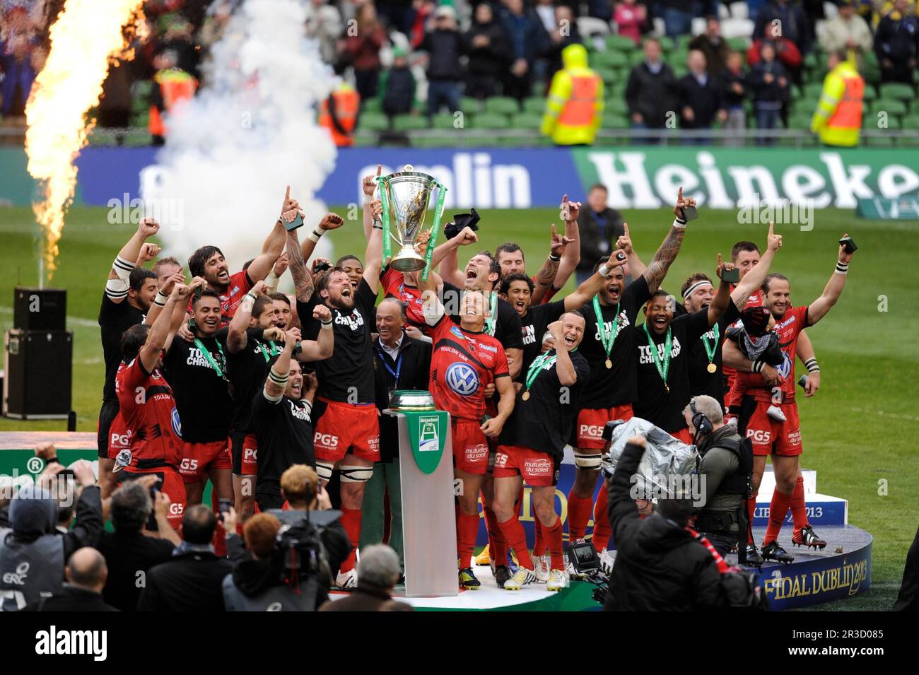 Jonny Wilkinson del RC Toulon levanta el trofeo después de ganar la final de la Copa Heineken entre el ASM Clermont Auvergne y el RC Toulon en el Aviva Stadium, D Foto de stock