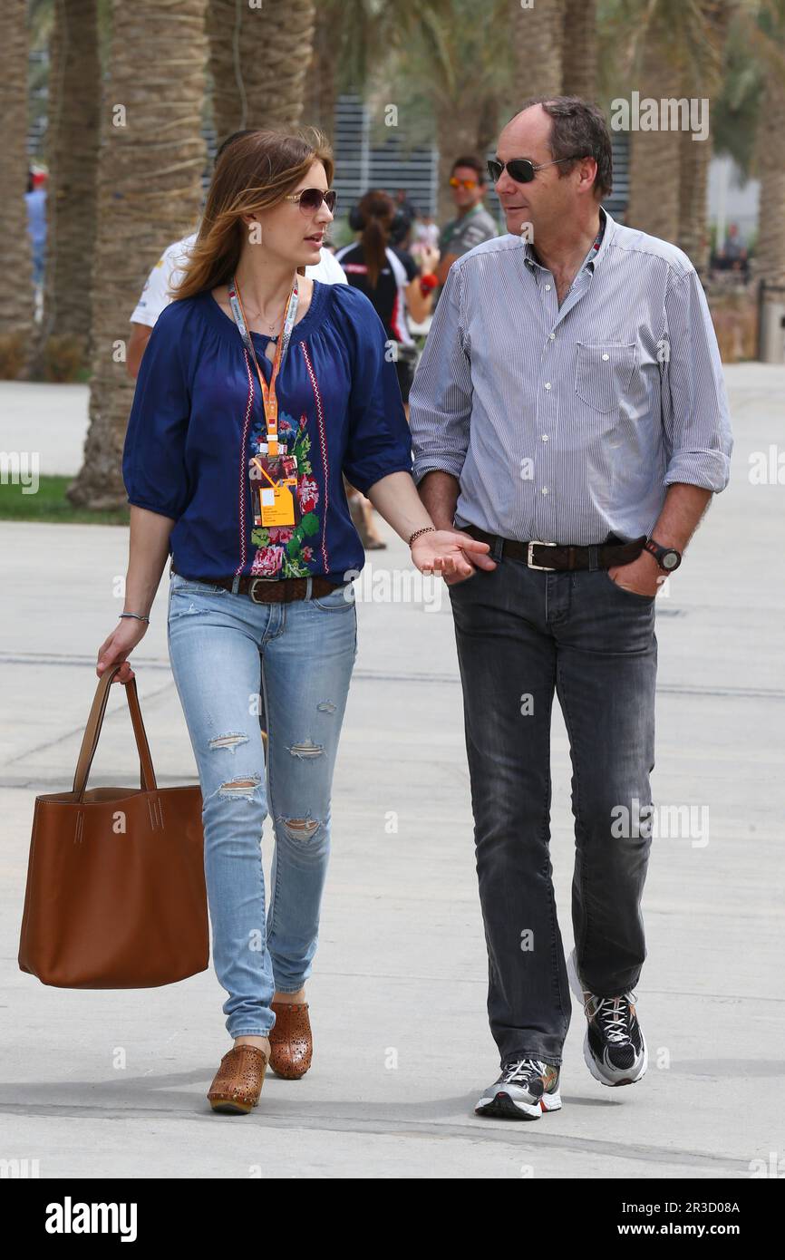 Gerhard Berger (AUT) con su novia Helene.20.04.2013. Formula 1 World Championship, Rd 4, Bahrain Grand Prix, Sakhir, Bahrain, Día de clasificación, C Foto de stock