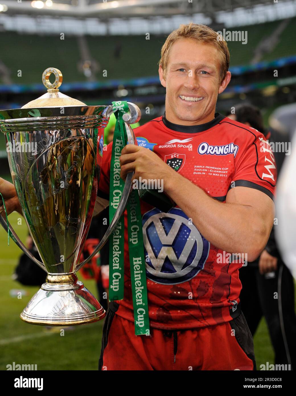 Jonny Wilkinson del RC Toulon celebra con el trofeo después de ganar la final de la Copa Heineken entre el ASM Clermont Auvergne y el RC Toulon en el Aviva Foto de stock