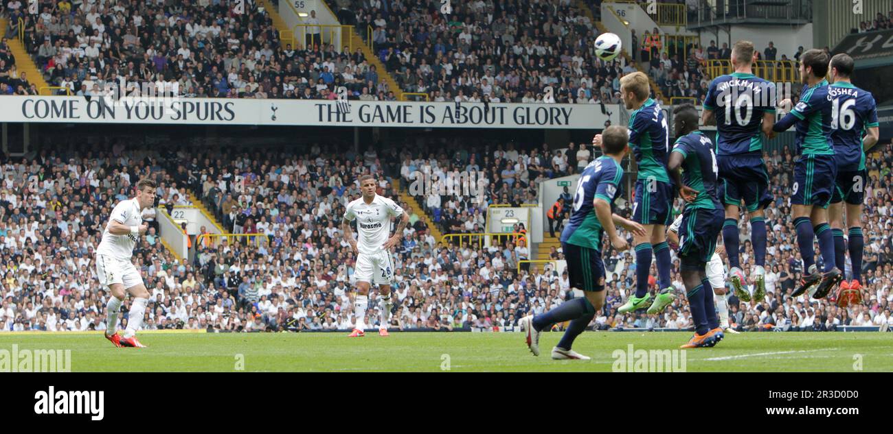 Gareth Bale, del Tottenham Hotspur, ha disparado a gol de falta. Spurs venció a Sunderland 1:0Tottenham Hotspurs 19/05/13 Tottenham Hotspurs V Sunderl Foto de stock