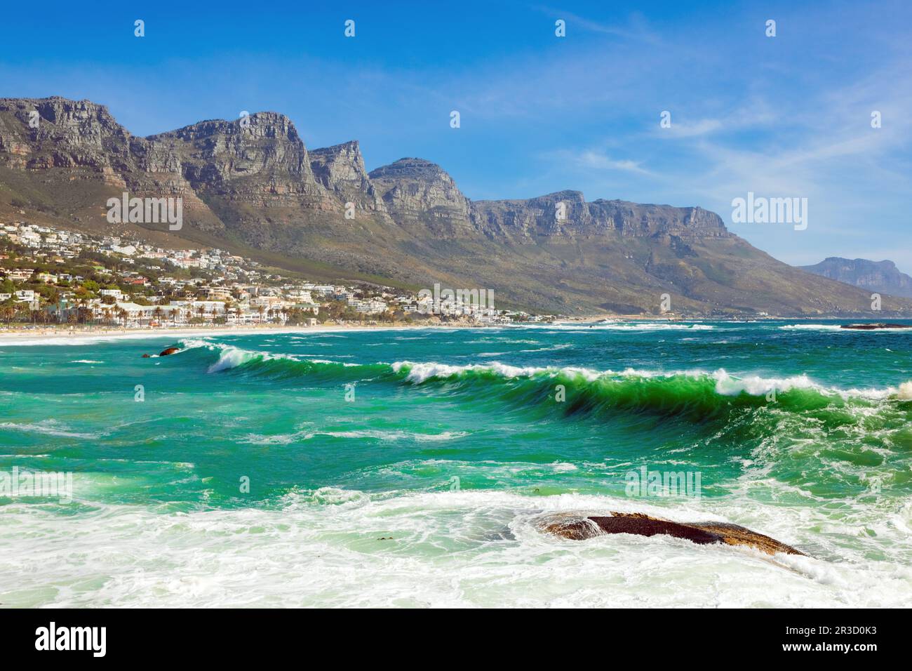 Camps Bay Beach y Table Mountain en Ciudad del Cabo Sudáfrica Foto de stock