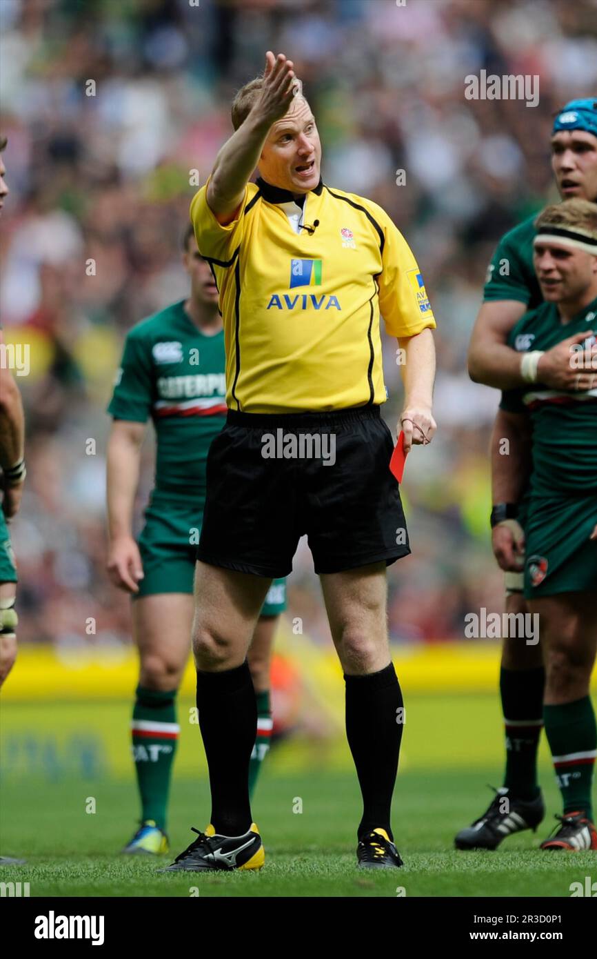 El árbitro Wayne Barnes envía a Dylan Hartley de Northampton Saints fuera (no en la foto) justo antes del descanso durante la Final de la Premiership de Aviva entre Lei Foto de stock