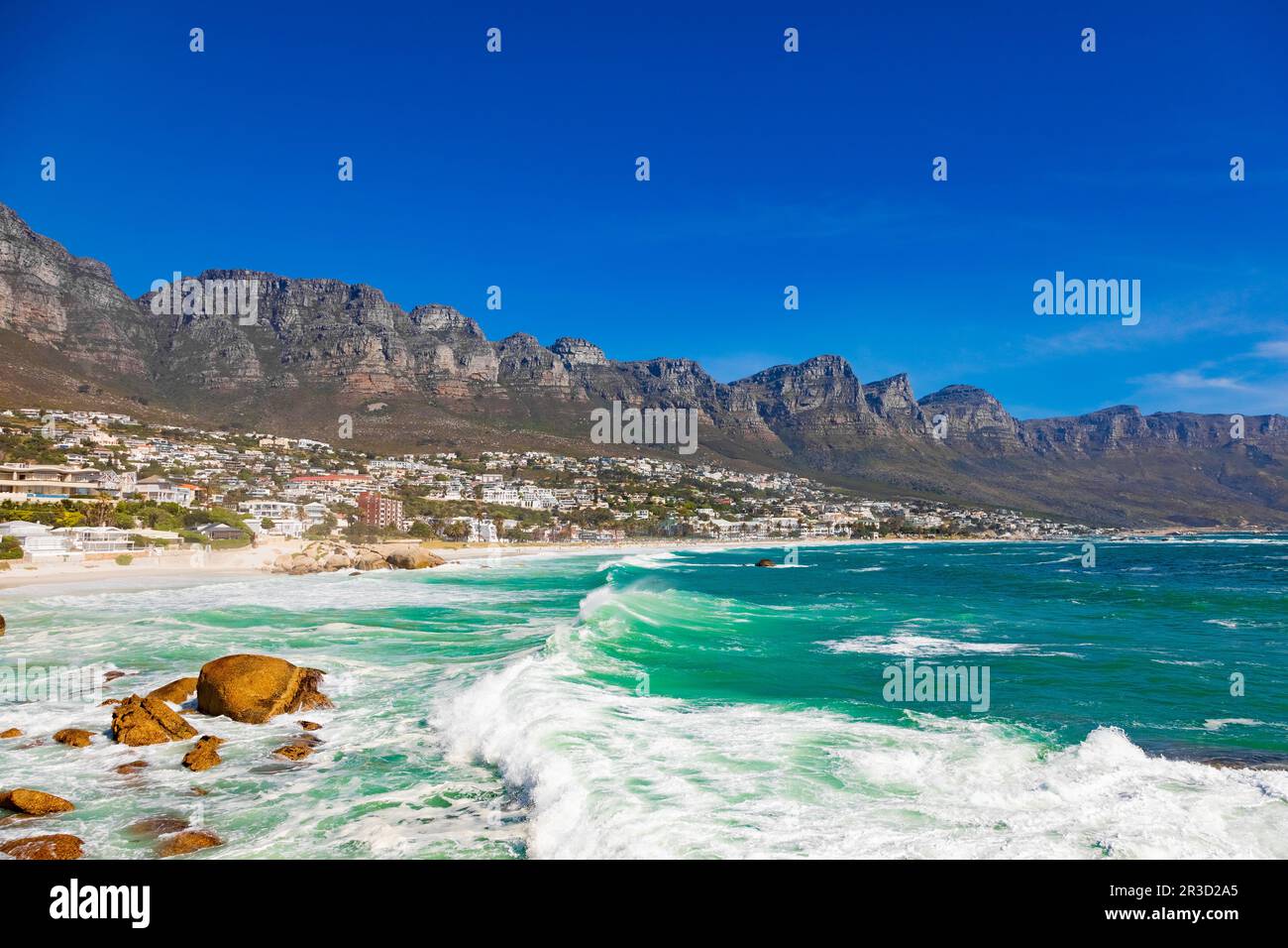 Vista de la playa de Camps Bay y Table Mountain en Cape Town South Africa Foto de stock