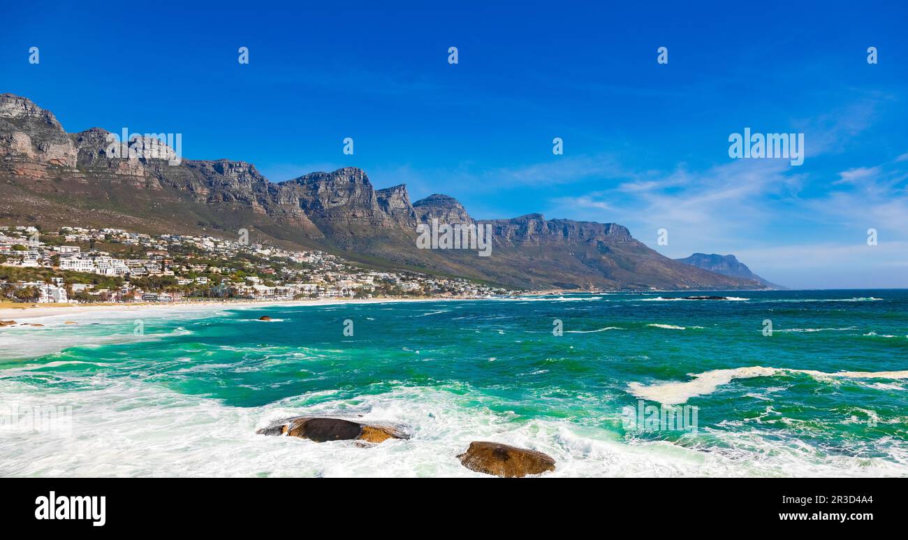 Camps Bay Beach y Table Mountain en Ciudad del Cabo Sudáfrica Foto de stock