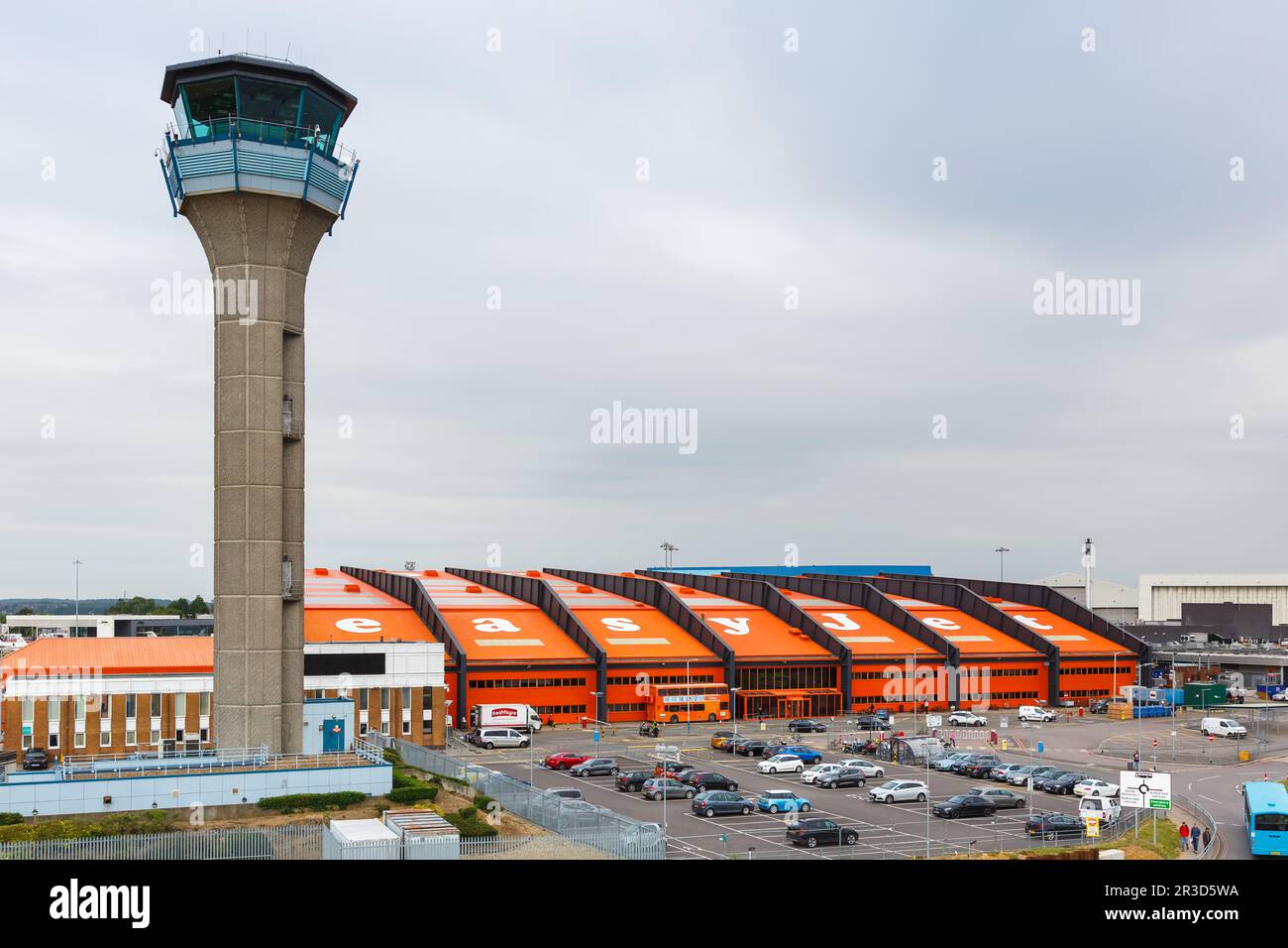 Luton, Vereinigtes Königreich - 8. Julio 2019: La sede central de EasyJet Hauptsitz en el aeropuerto de Londres Luton (LTN) en la Königreich de entrega. Foto de stock