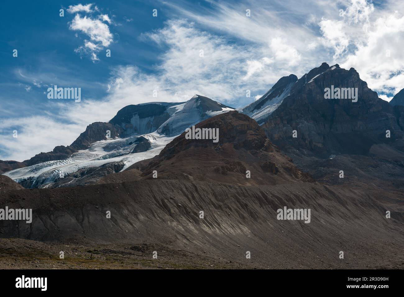 Pico de la montaña fronteriza por el glaciar Athabasca, el parque nacional Jasper, las Montañas Rocosas Canadienses, Canadá. Foto de stock