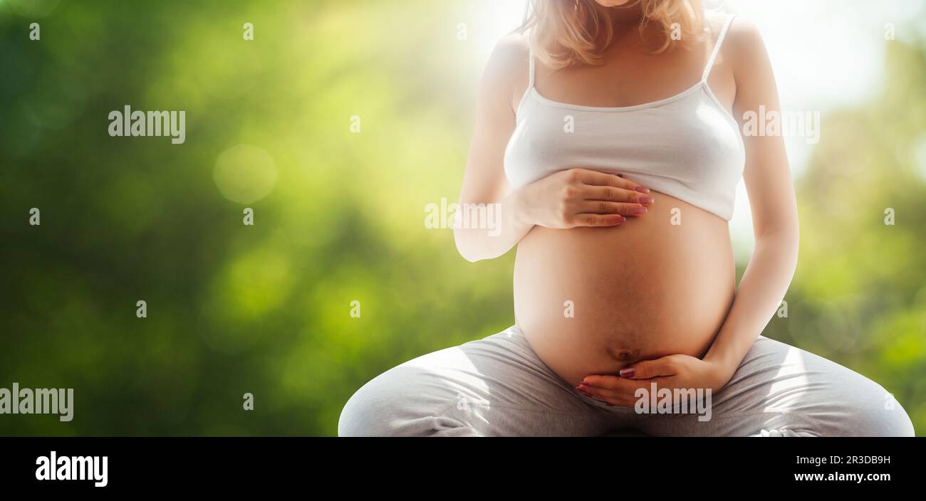 Foto Vertical De Mujer Embarazada De Tono Atlético En Ropa