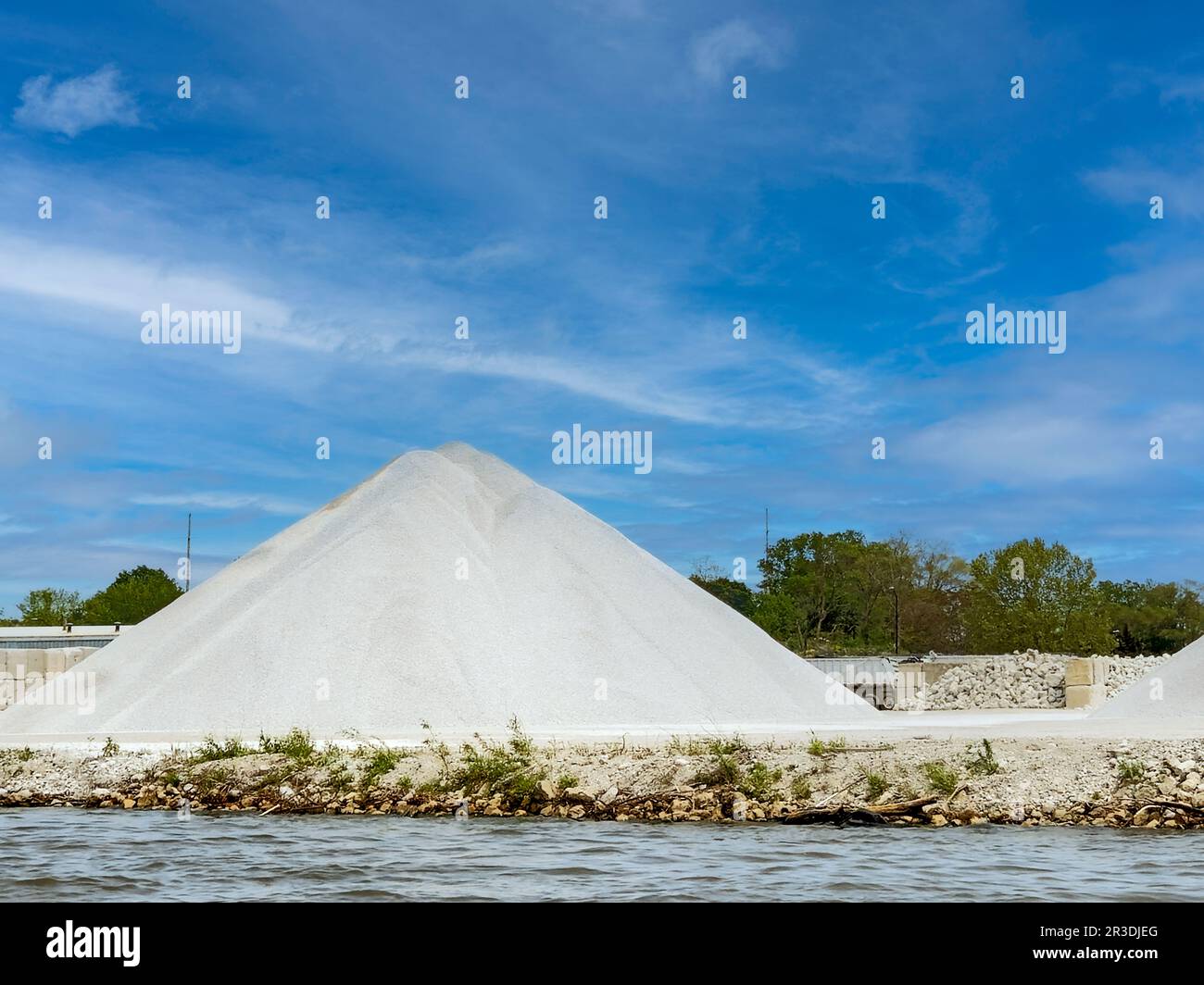 Una pila de piedra blanca en la orilla del agua Foto de stock