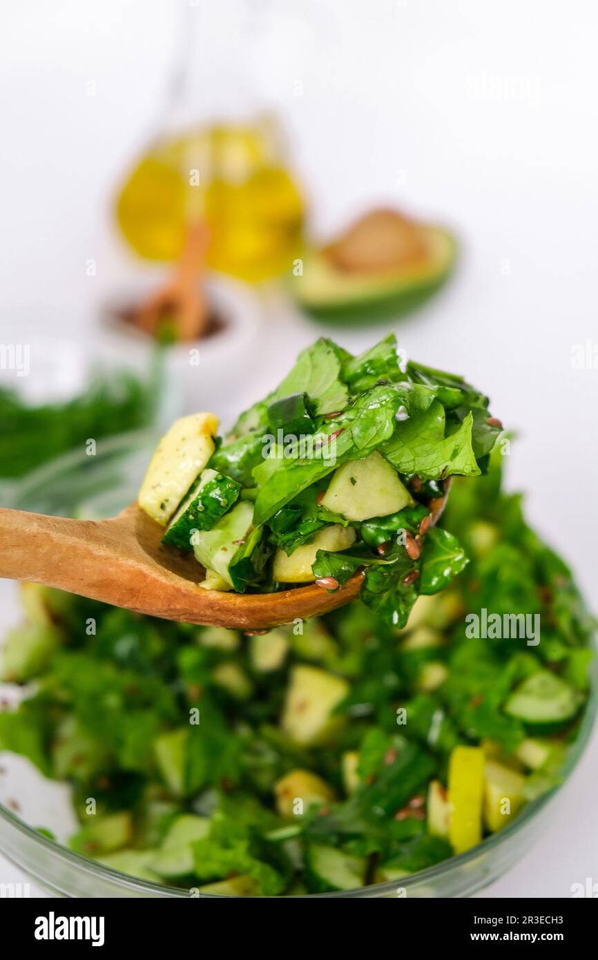 Mujer mezcla ensalada de verduras verdes frescas y hierbas. Cocinar una  dieta saludable o comida vegetariana. Receta paso a paso. Alimentación  saludable. Ingredientes para la sal Fotografía de stock - Alamy