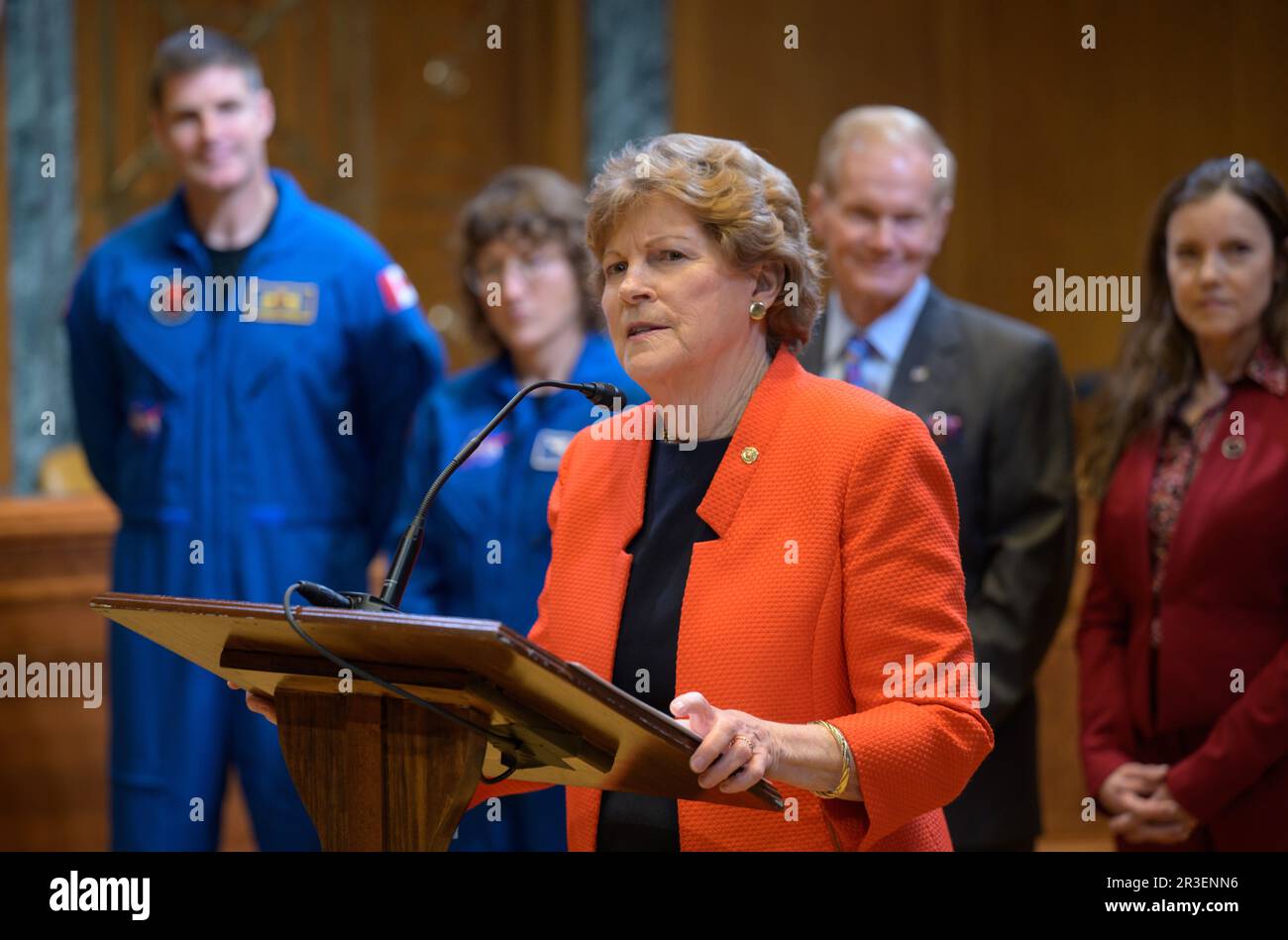 Washington, Estados Unidos. 17 de mayo de 2023. EE.UU La Senadora Jeanne Shaheen (D-N.H.) pronunció sus palabras durante una reunión y saludo con el Congreso para hablar sobre la próxima misión lunar en el Edificio de Oficinas del Senado de Dirksen, el 17 de mayo de 2023 en Washington, D.C. Los astronautas Jeremy Hansen, Victor Glover, Reid Wiseman y Christina Hammock Koch visitaron el Congreso para informar a los miembros sobre la misión a la luna. Crédito: Bill Ingalls/NASA/Alamy Live News Foto de stock