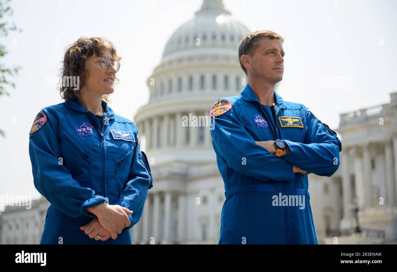 Washington, Estados Unidos. 18 de mayo de 2023. Christina Hammock Koch, izquierda, y Reid Wiseman, astronautas de la NASA Artemis II, durante una conferencia de prensa para discutir la próxima misión lunar en Capitol Hill, el 18 de mayo de 2023 en Washington, D.C. Los astronautas Jeremy Hansen, Victor Glover, Reid Wiseman y Christina Hammock Koch visitaron el Congreso para informar a los miembros sobre la misión a la luna. Crédito: Bill Ingalls/NASA/Alamy Live News Foto de stock