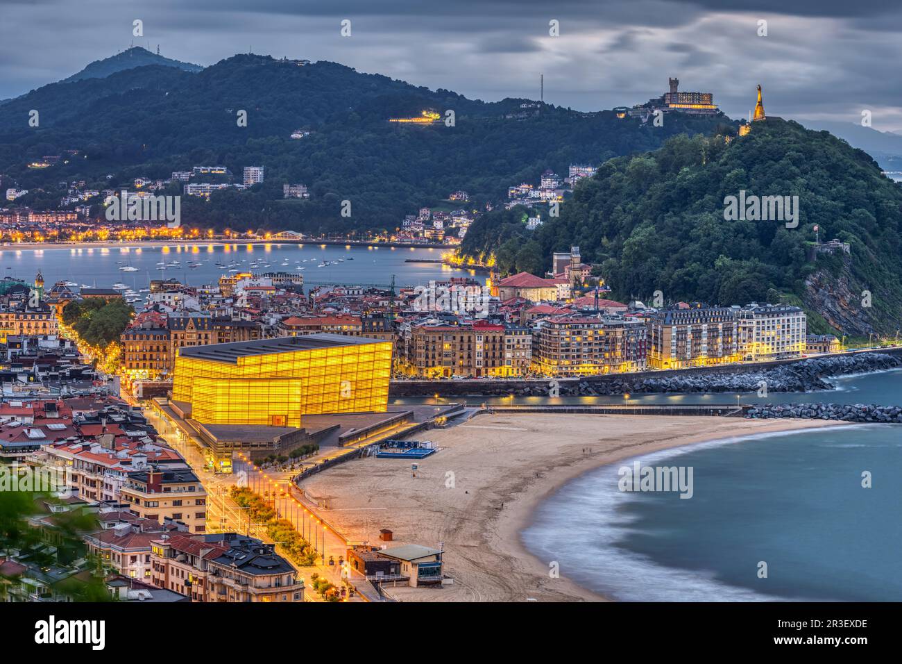 San Sebastián en el norte de España con el icónico Kursaal al atardecer Foto de stock