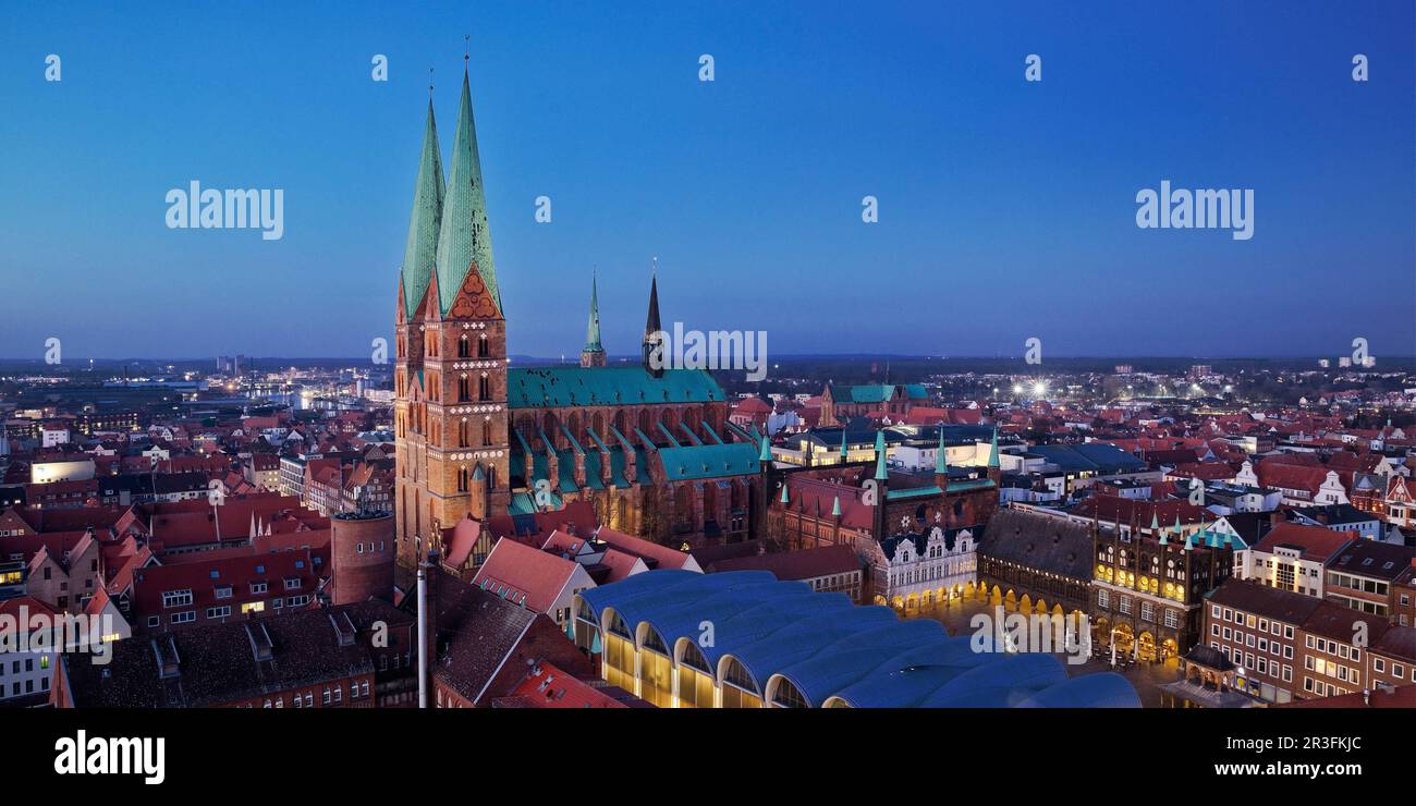 Vista aérea de la ciudad vieja con St. Iglesia de Marien por la noche, Luebeck, Alemania, Europa Foto de stock