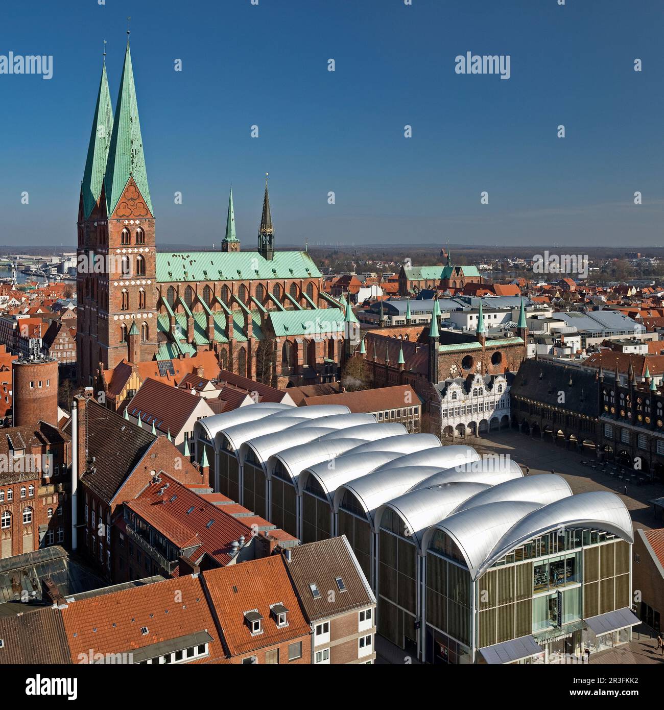Vista aérea de la St. Iglesia de Marien y techo distintivo de Peek y Cloppenburg, Luebeck, Alemania Foto de stock