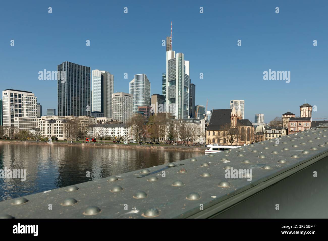 Horizonte de Frankfurt, Alemania, en un día soleado Foto de stock