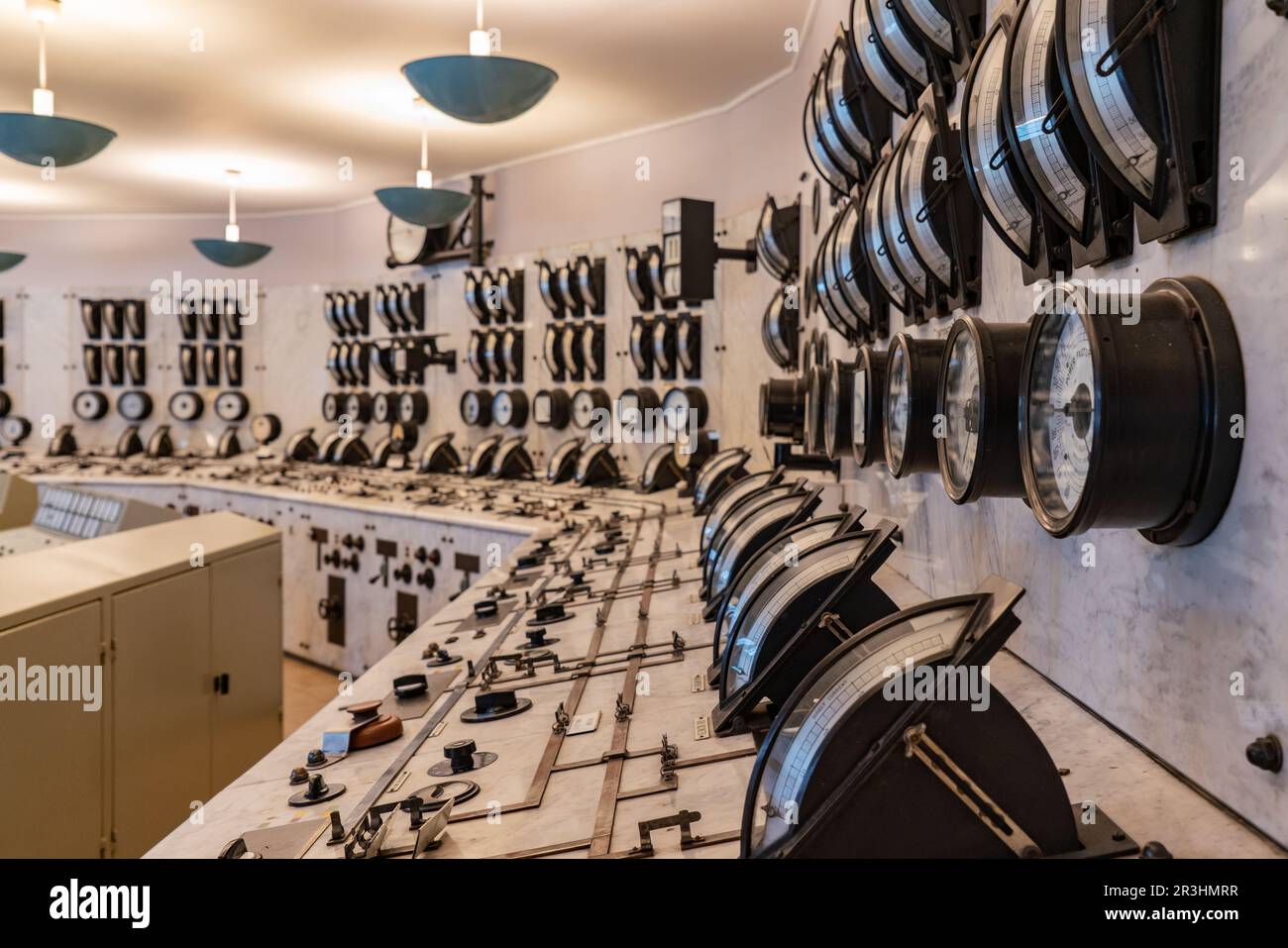 Centro de control y sala de control en la central hidroeléctrica de Tyssedal, Noruega Foto de stock